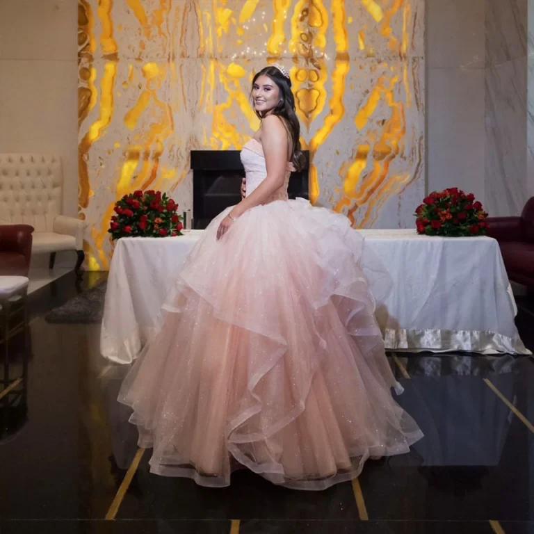 Cabello largo con ondas y vestido de tul rosa.