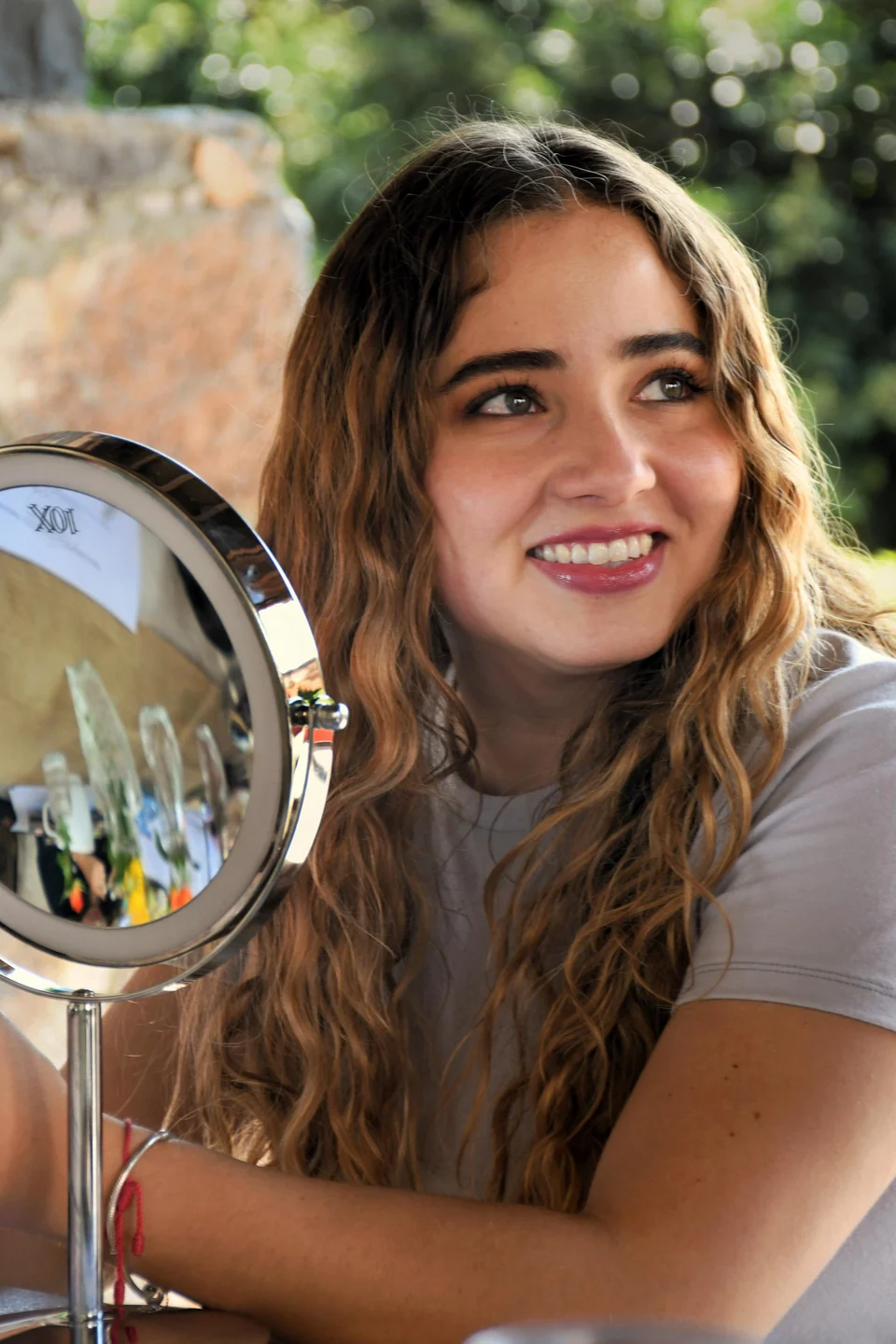 Retrato junto a un espejo de maquillaje.