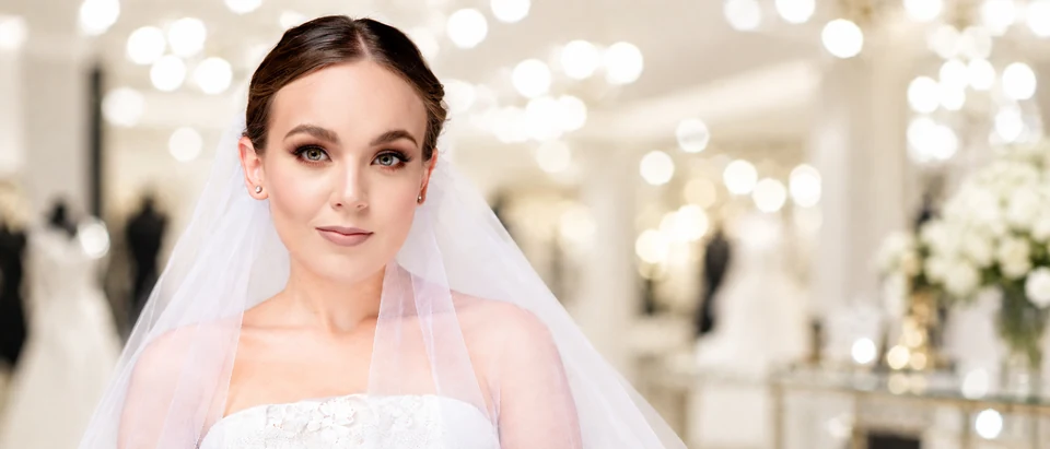 Novia con maquillaje de ojos definido y cabello recogido.
