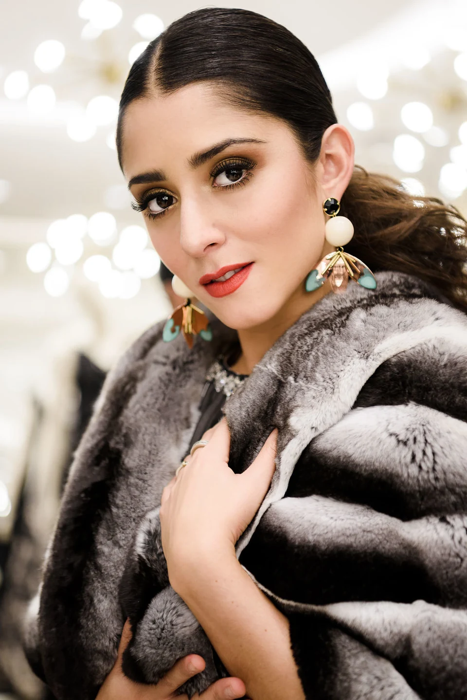 Retrato de maquillaje social con delineado y labios coral.